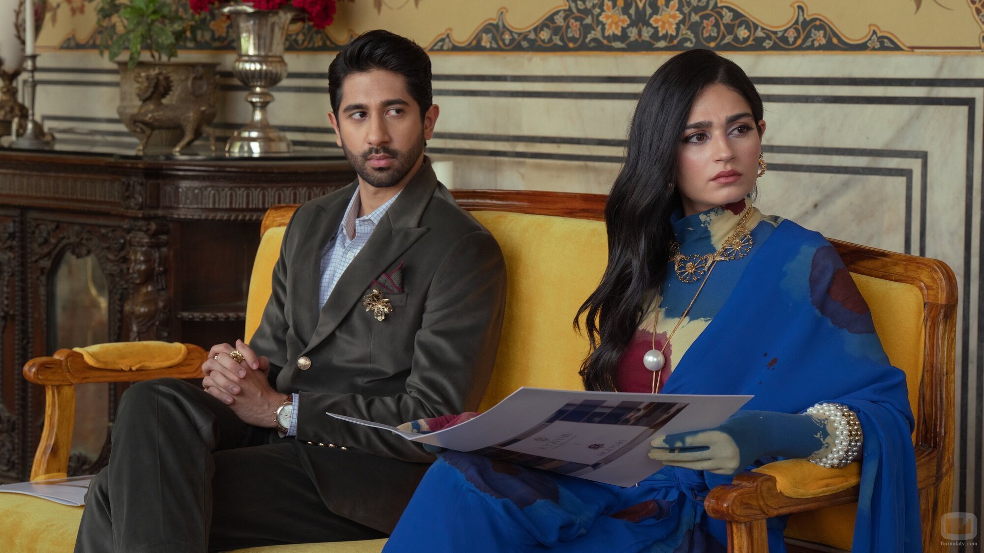 Kavya Trehan y Vihaan Samat en el 1x02 de 'The Royals'