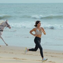 Ishaan Khatter y Bhumi Pednekar en 'Confusión real' de 'The Royals'