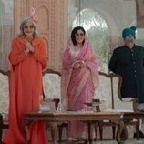 Zeenat Aman y Sakshi Tanwar en 'Un swing y una señorita' de 'The Royals'