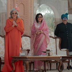 Zeenat Aman y Sakshi Tanwar en 'Un swing y una señorita' de 'The Royals'