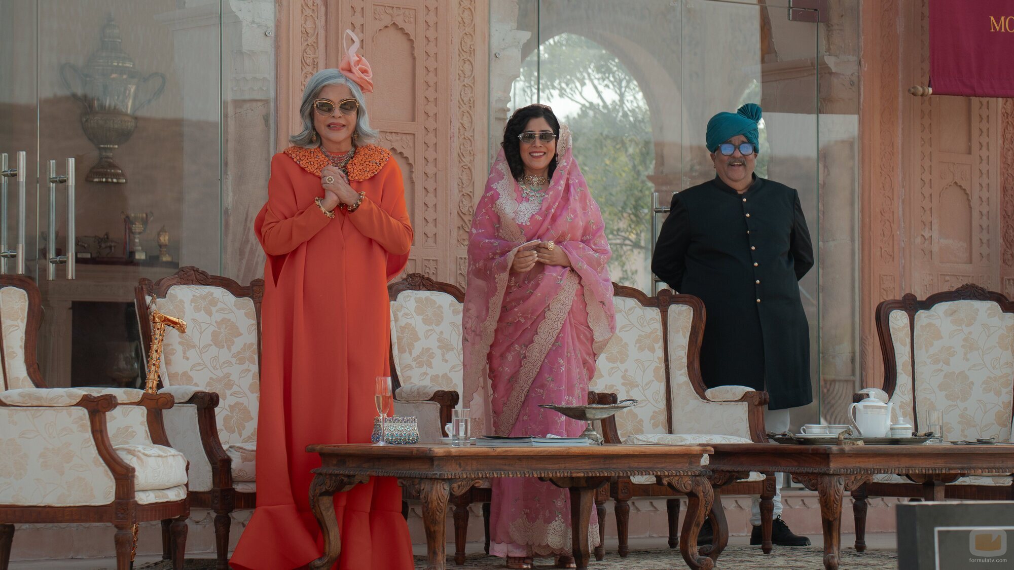 Zeenat Aman y Sakshi Tanwar en 'Un swing y una señorita' de 'The Royals'