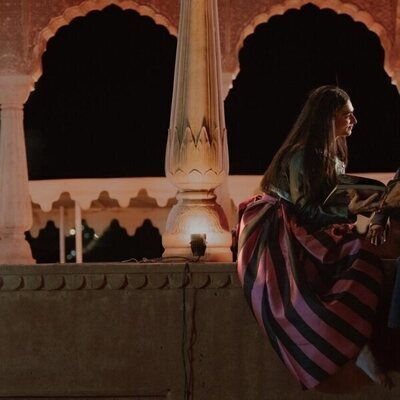 Lisa Mishra y Kavya Trehan en 'Un swing y una señorita' de 'La realeza'