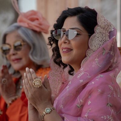 Sakshi Tanwar en 1x03 titulado 'Un swing y una señorita' de 'La realeza'