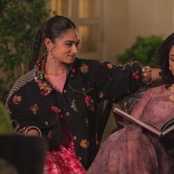 Sakshi Tanwar y Kavya Trehan en 'Un swing y una señorita' de 'La realeza'