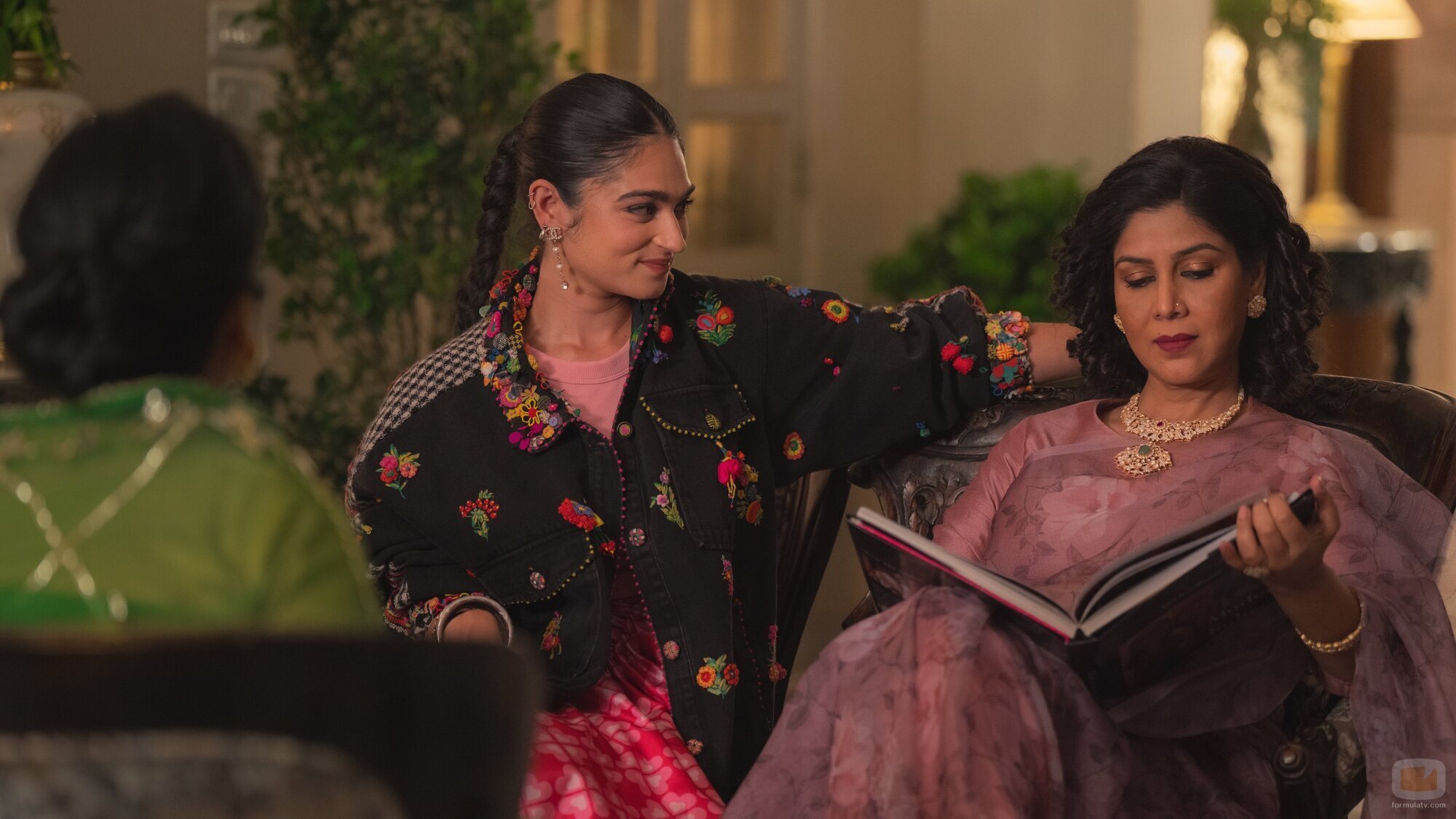 Sakshi Tanwar y Kavya Trehan en 'Un swing y una señorita' de 'La realeza'