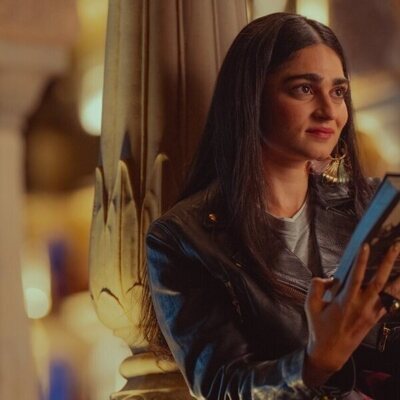 Kavya Trehan en Capítulo 3 titulado 'Un swing y una señorita' de 'La realeza'