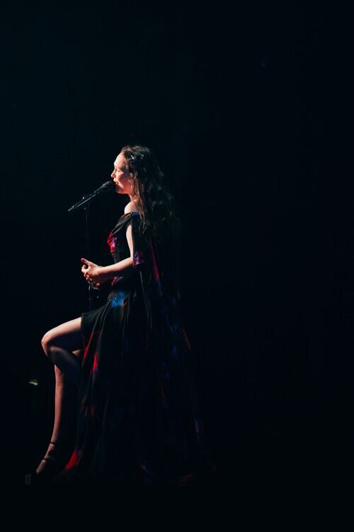 Zoë Më (Suiza) canta 'Voyage' en la Semifinal 1 de Eurovisión 2025