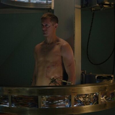 Escena de Alexander Skarsgard en la temporada 1 y el capítulo 01 de 'Matabot'