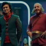 John Cho y Clark Gregg en el 1x01 de 'Matabot'