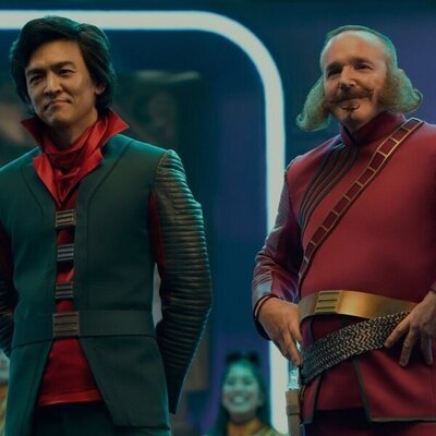 John Cho y Clark Gregg en el 1x01 de 'Matabot'