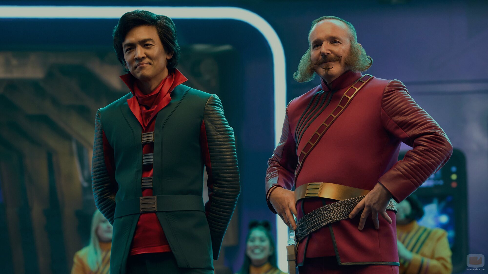 John Cho y Clark Gregg en el 1x01 de 'Matabot'