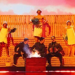 KAJ (Suecia) cantan en la Semifinal 1 de Eurovisión 2025