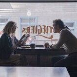 Pedro Pascal y Catherine O'Hara en el 2x06 de 'The Last of Us'