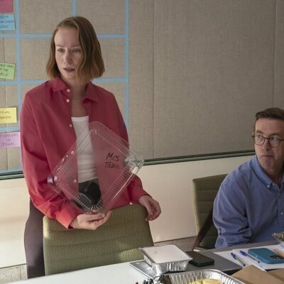 Matt Oberg y Hannah Einbinder en 4x06 titulado 'Sra. Mesa' de 'Hacks'