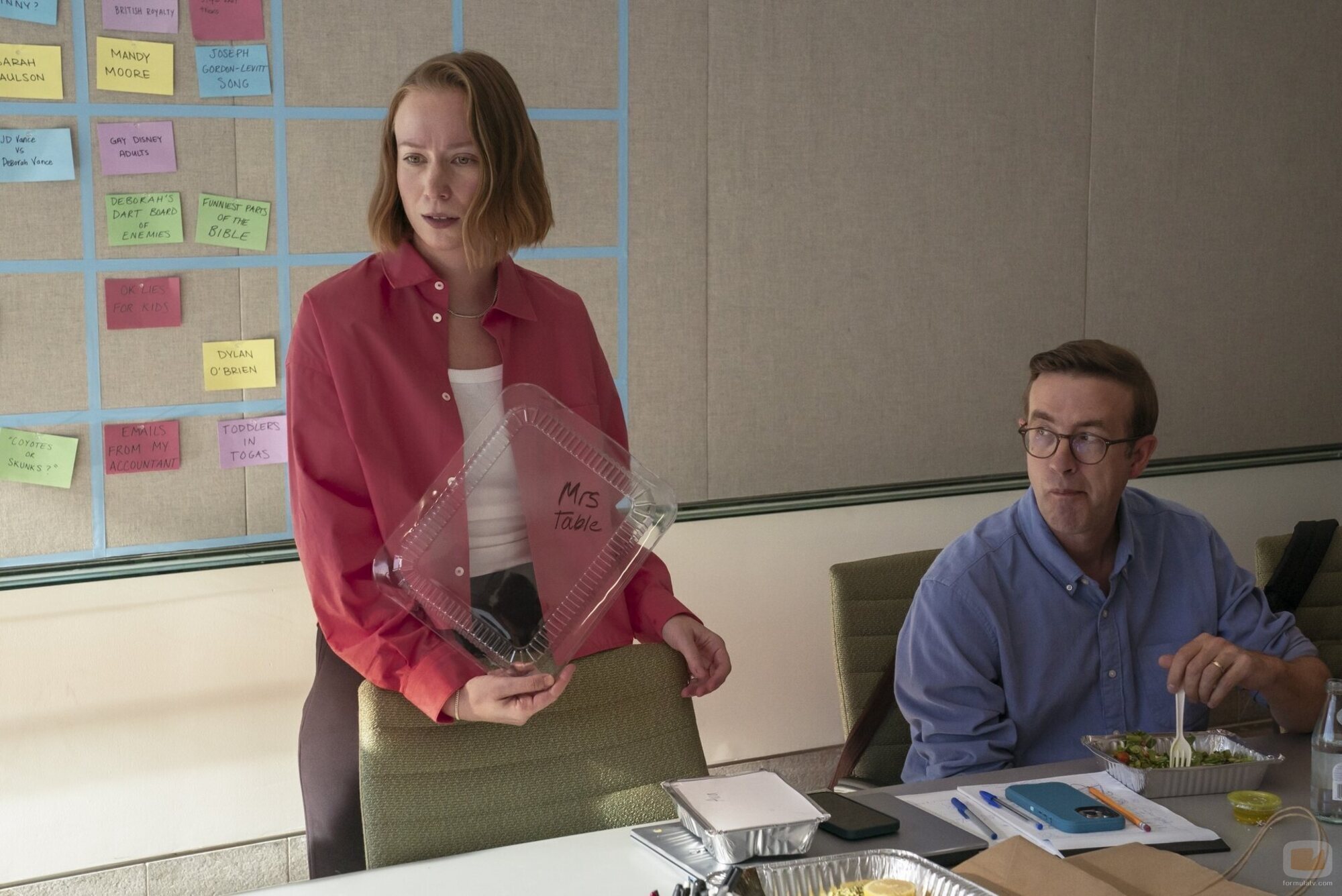 Matt Oberg y Hannah Einbinder en 4x06 titulado 'Sra. Mesa' de 'Hacks'