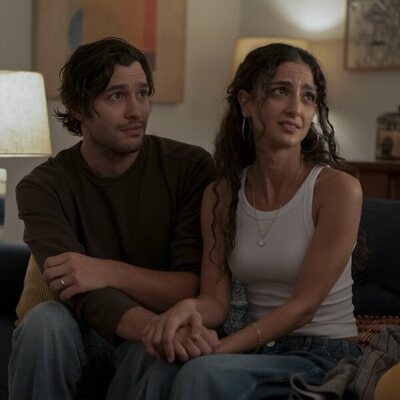 Alexander Koch y Medalion Rahimi en el 4x06 de 'Hacks'