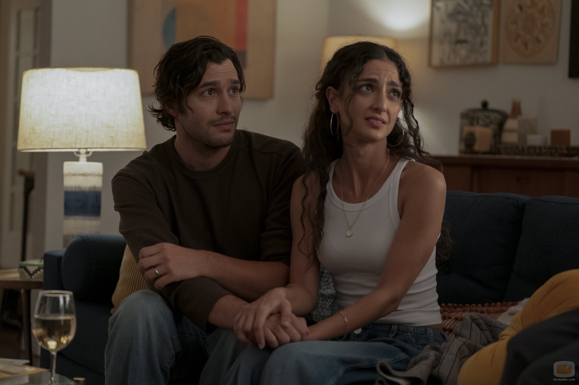 Alexander Koch y Medalion Rahimi en el 4x06 de 'Hacks'