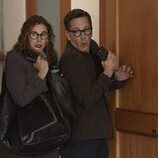 Michaela Watkins y Dan Bucatinsky en la temporada 4 y el capítulo 06 de 'Hacks'