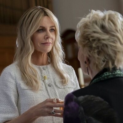 Kaitlin Olson en 4x07 titulado 'El bautizo' de 'Hacks'