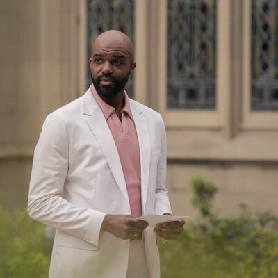 Carl Clemons-Hopkins en el 4x07 de 'Hacks'