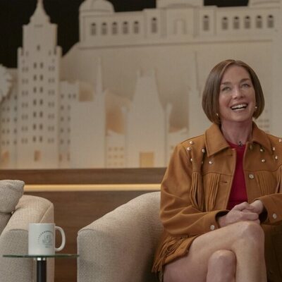 Julianne Nicholson en 'El bautizo' de 'Hacks'