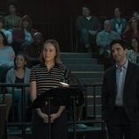 Paul W. Downs y Hannah Einbinder en 4x07 titulado 'El bautizo' de 'Hacks'