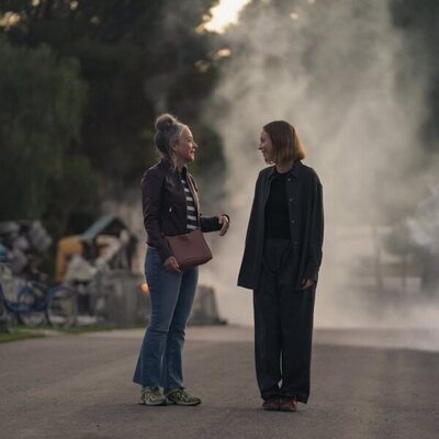 Jane Adams y Hannah Einbinder en la temporada 4 y el capítulo 08 de 'Hacks'