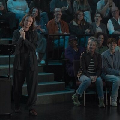 Jane Adams y Hannah Einbinder en el 4x08 de 'Hacks'
