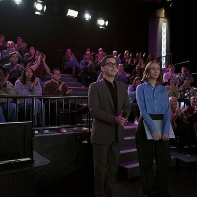 Dan Bucatinsky y Hannah Einbinder en 4x08 'La Bruja de la Semana' de 'Hacks'