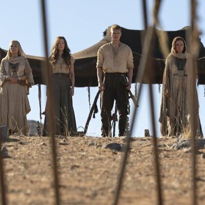 Rosamund Pike y Josha Stradowski en 3x04 titulado 'El camino hacia la Lanza' de 'La rueda del tiempo'