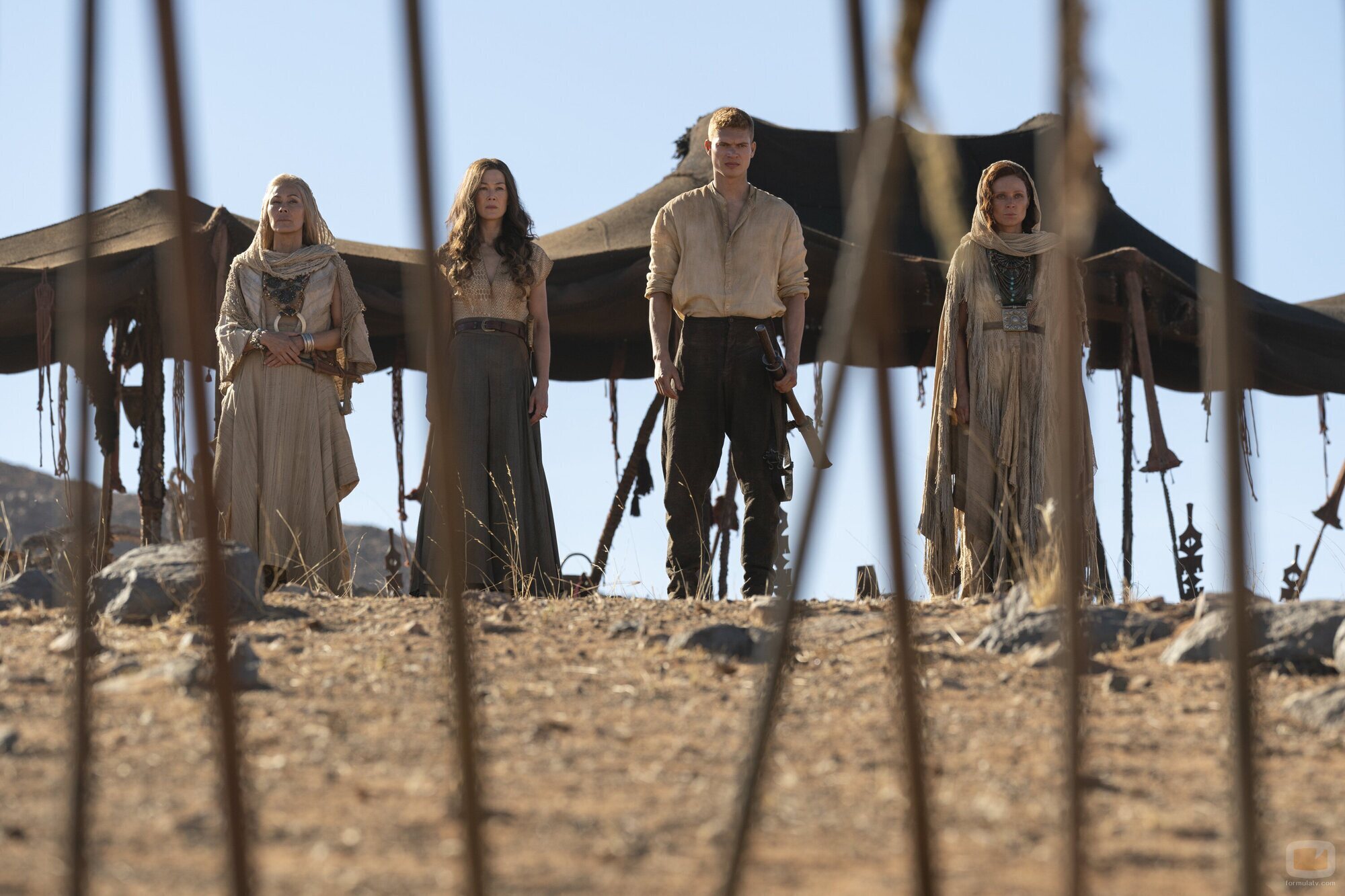 Rosamund Pike y Josha Stradowski en 3x04 titulado 'El camino hacia la Lanza' de 'La rueda del tiempo'