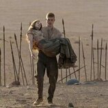 Rosamund Pike y Josha Stradowski en 'El camino hacia la Lanza' de 'The Wheel of Time'