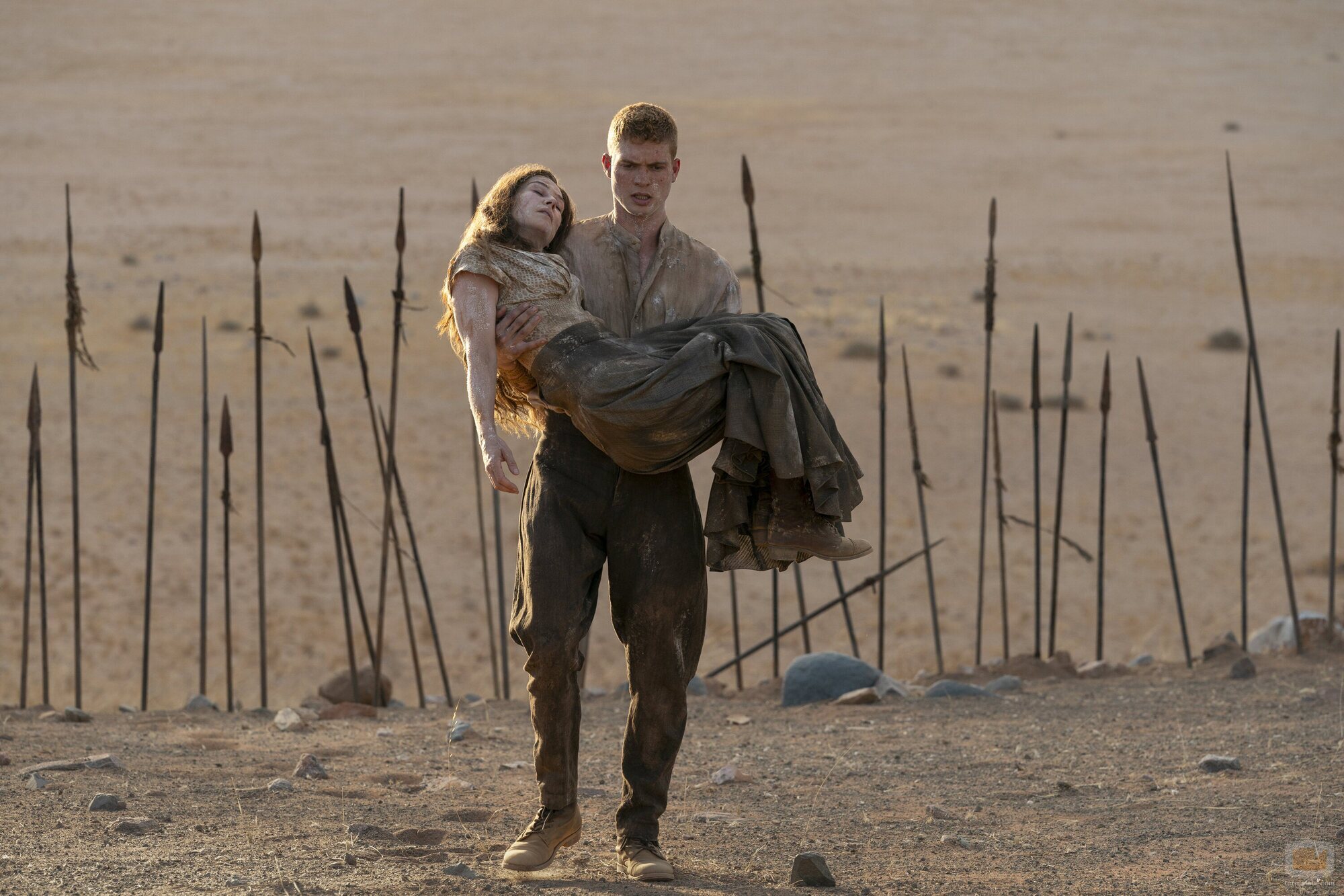 Rosamund Pike y Josha Stradowski en 'El camino hacia la Lanza' de 'The Wheel of Time'