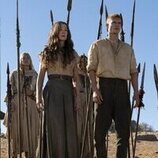 Rosamund Pike y Josha Stradowski en 3x04 'El camino hacia la Lanza' de 'La rueda del tiempo'