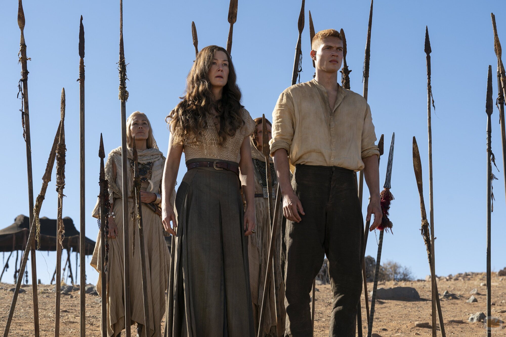 Rosamund Pike y Josha Stradowski en 3x04 'El camino hacia la Lanza' de 'La rueda del tiempo'