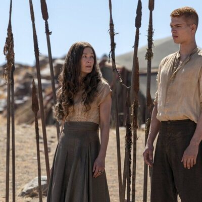 Rosamund Pike y Josha Stradowski en 'El camino hacia la Lanza' de 'La rueda del tiempo'