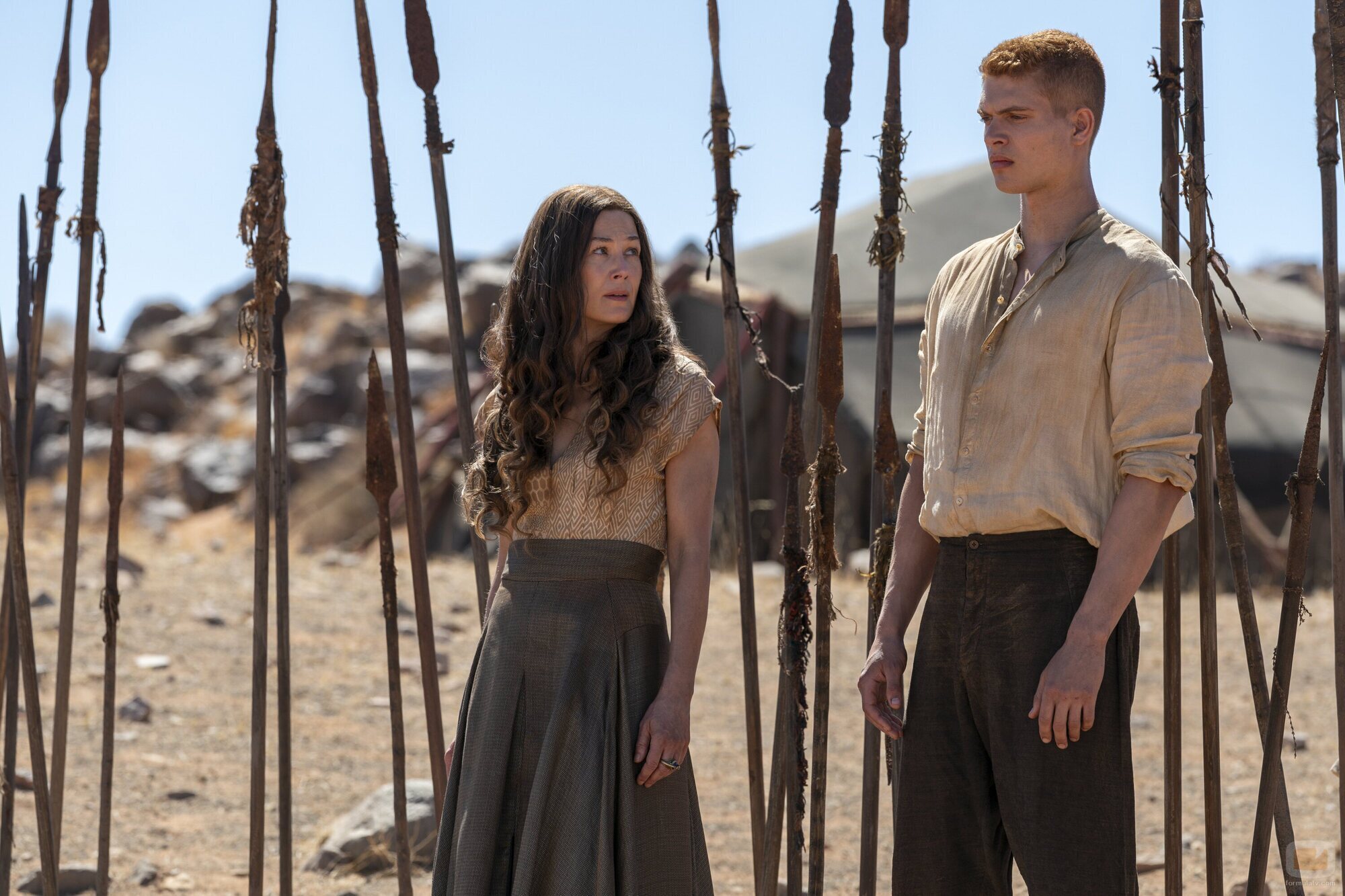 Rosamund Pike y Josha Stradowski en 'El camino hacia la Lanza' de 'La rueda del tiempo'