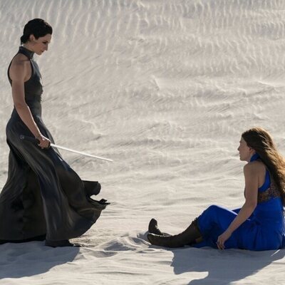 Rosamund Pike y Natasha O'Keeffe en 3x04 'El camino hacia la Lanza' de 'La rueda del tiempo'
