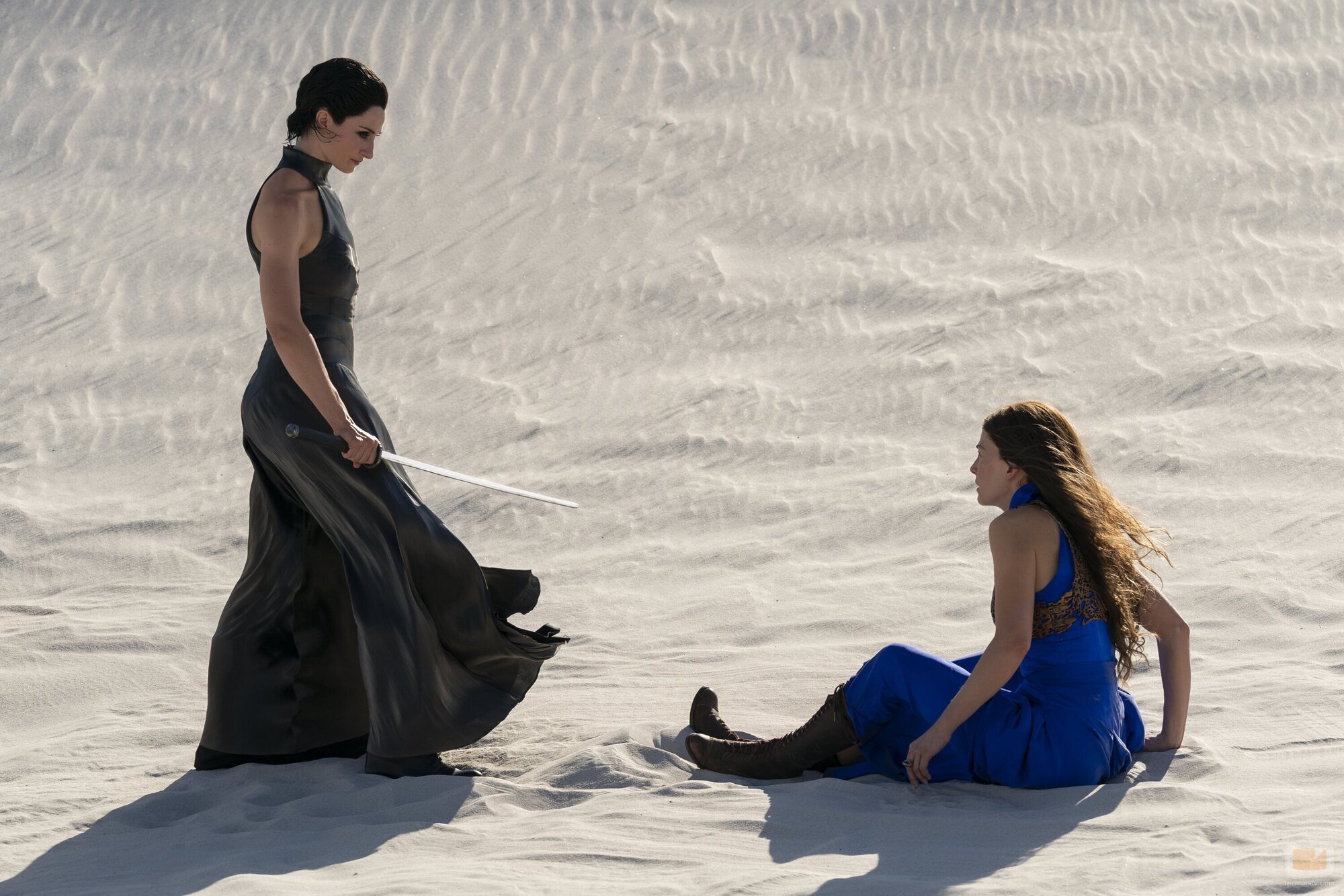 Rosamund Pike y Natasha O'Keeffe en 3x04 'El camino hacia la Lanza' de 'La rueda del tiempo'