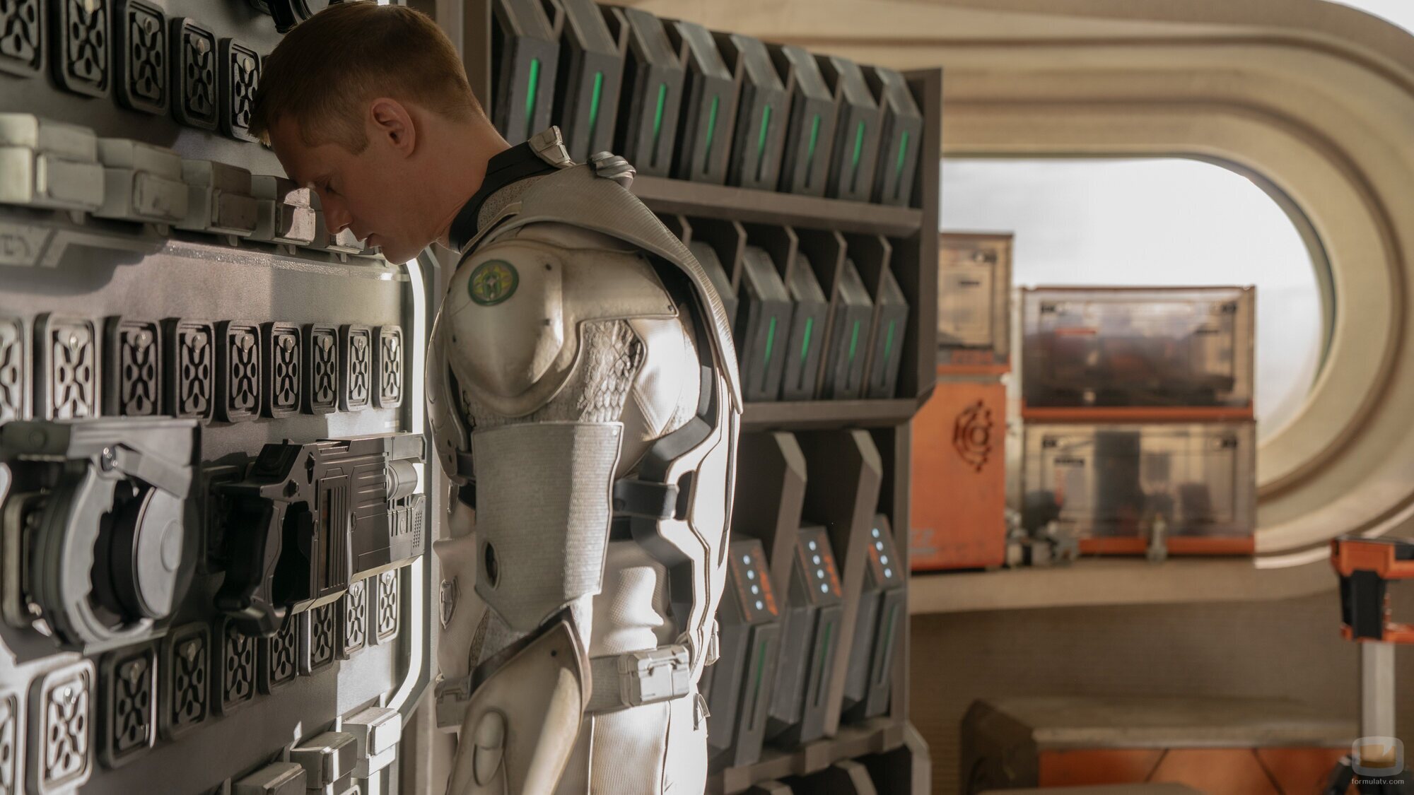 Alexander Skarsgard en 'Contacto visual' de 'Matabot'