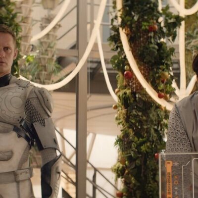 Alexander Skarsgard y David Dastmalchian en 1x02 'Contacto visual' de 'Matabot'