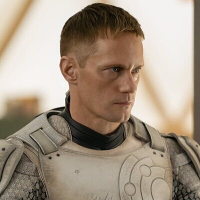 Alexander Skarsgard en el 1x02 de 'Murderbot'