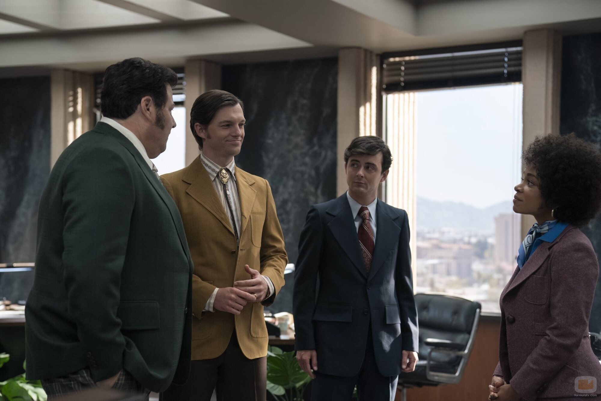 Rachel Hilson y Dan Tracy en 1x01 'Baltimore lo cambia todo' de 'Duster'