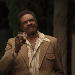 Keith David en 1x01 'Baltimore lo cambia todo' de 'Duster'