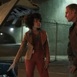 Josh Holloway y Rachel Hilson en Capítulo 1 titulado 'Baltimore lo cambia todo' de 'Duster'