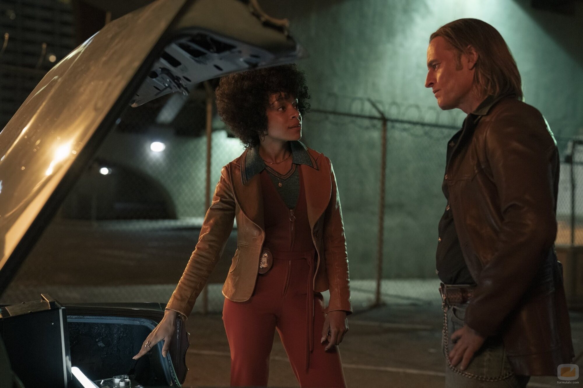 Josh Holloway y Rachel Hilson en Capítulo 1 titulado 'Baltimore lo cambia todo' de 'Duster'