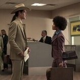 Rachel Hilson y Asivak Koostachin en Capítulo 1 titulado 'Baltimore lo cambia todo' de 'Duster'