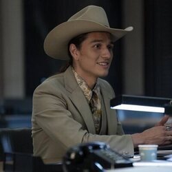 Asivak Koostachin en Capítulo 1 titulado 'Baltimore lo cambia todo' de 'Duster'