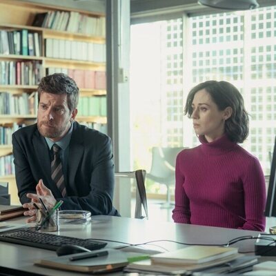 Manu Baqueiro y Elena Rivera en 'Capítulo 9' de 'Perdiendo el juicio'