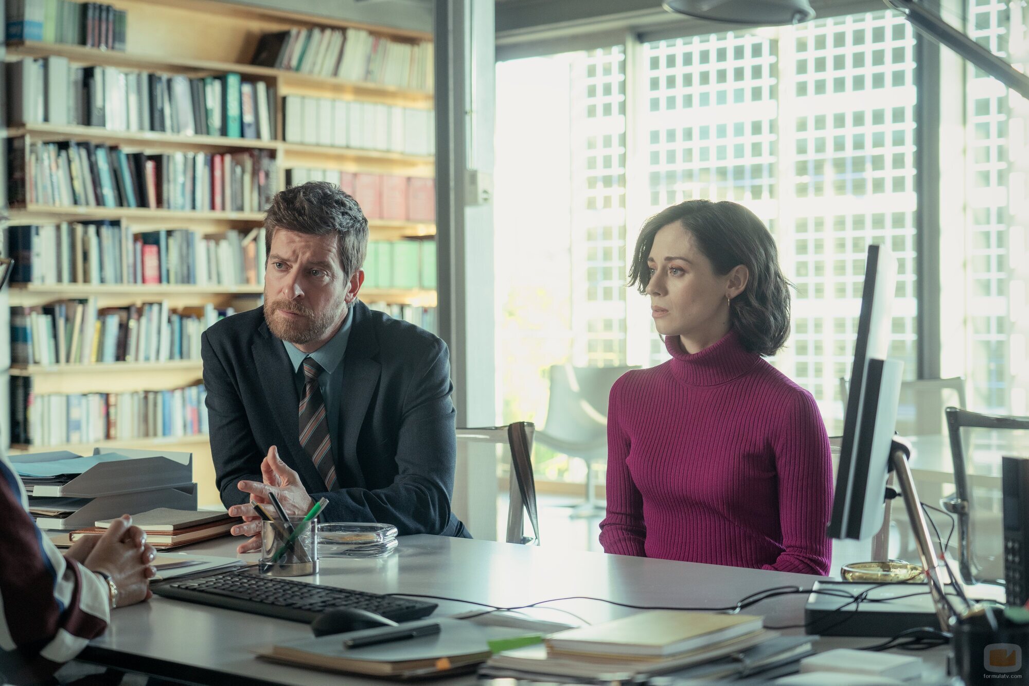 Manu Baqueiro y Elena Rivera en 'Capítulo 9' de 'Perdiendo el juicio'